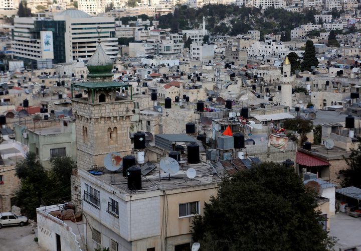 منظرًا عامًا لمدينة نابلس بالضفة الغربية.
