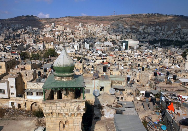 منظرًا عامًا لمدينة نابلس بالضفة الغربية.