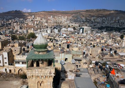 منظرًا عامًا لمدينة نابلس بالضفة الغربية.