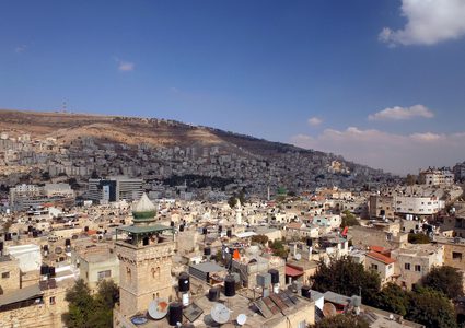 منظرًا عامًا لمدينة نابلس بالضفة الغربية.