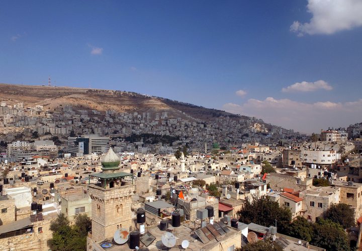منظرًا عامًا لمدينة نابلس بالضفة الغربية.