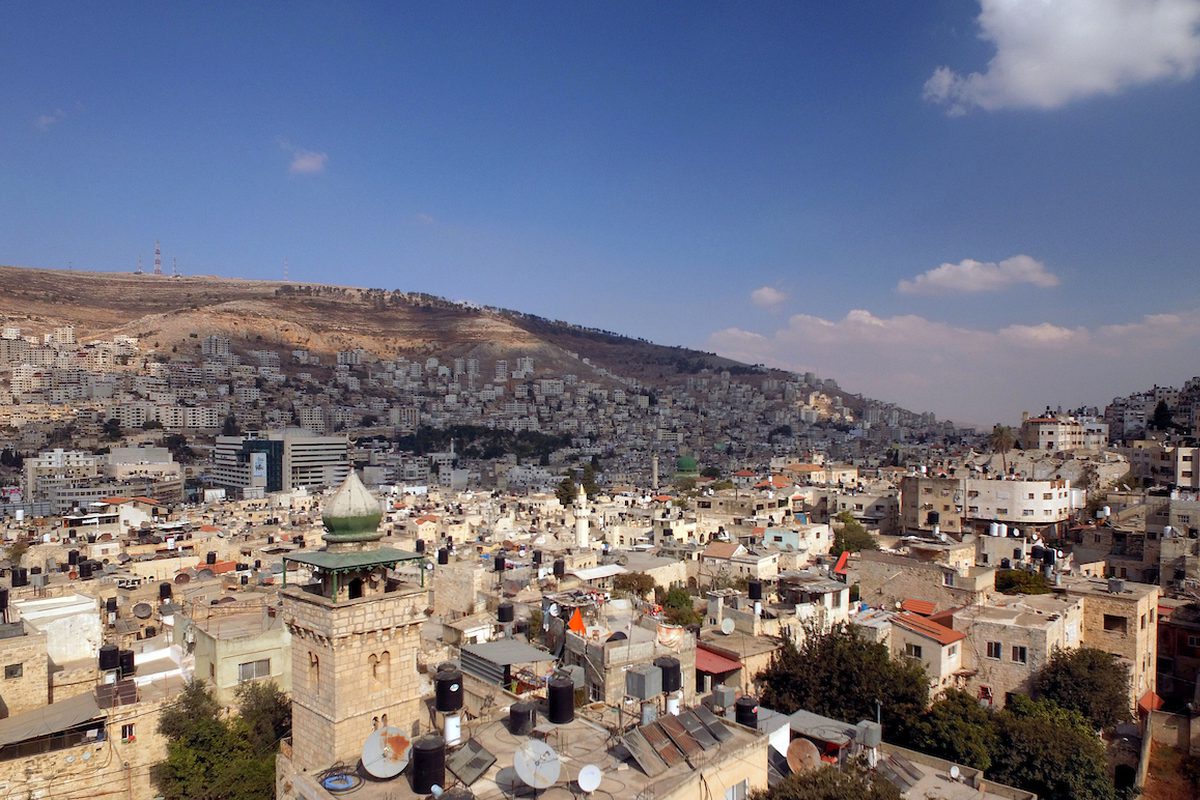 منظرًا عامًا لمدينة نابلس بالضفة الغربية