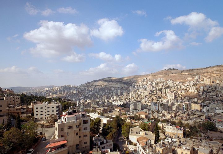 منظرًا عامًا لمدينة نابلس بالضفة الغربية.