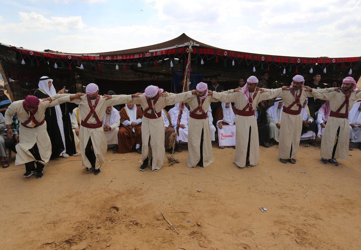 فلسطينيون يؤدون الرقص التقليدي خلال مهرجان تراثي على الحدود بين إسرائيل وغزة.