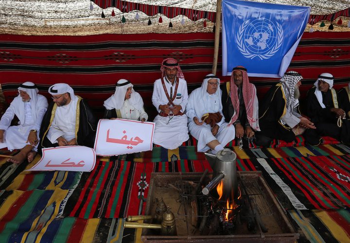 فلسطينيون يؤدون الرقص التقليدي خلال مهرجان تراثي على الحدود بين إسرائيل وغزة.