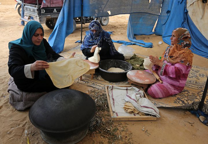 فلسطينيون يؤدون الرقص التقليدي خلال مهرجان تراثي على الحدود بين إسرائيل وغزة.