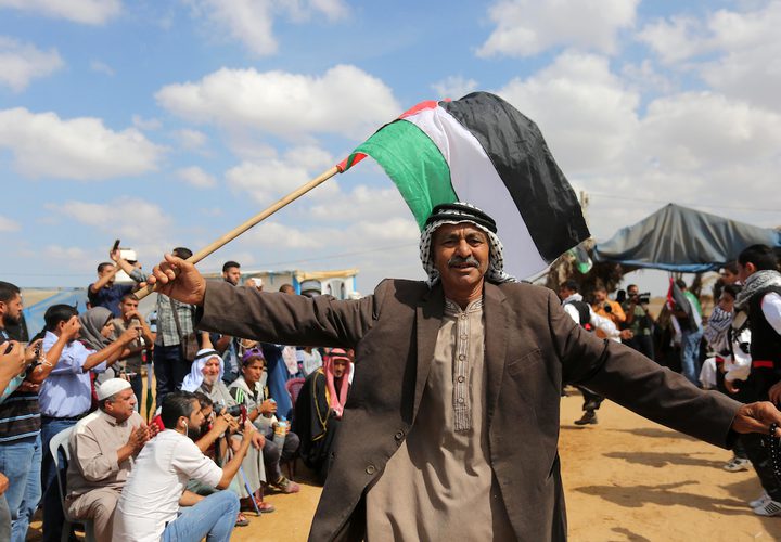 فلسطينيون يؤدون الرقص التقليدي خلال مهرجان تراثي على الحدود بين إسرائيل وغزة.