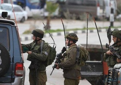 الاحتلال يعتقل عنصرين من الضابطة الجمركية في سلفيت