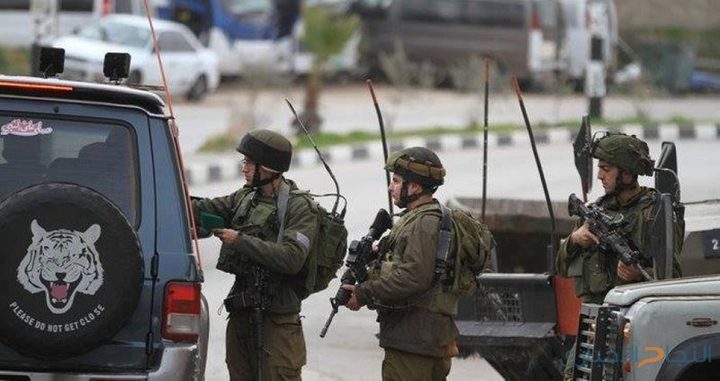 الاحتلال يعتقل عنصرين من الضابطة الجمركية في سلفيت