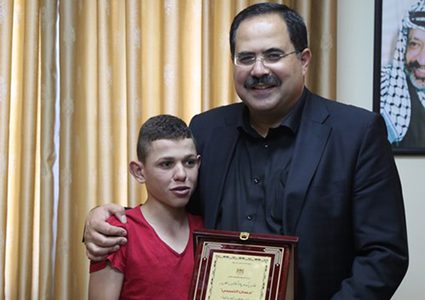 الوزير صيدم يستضيف طالباً أفقده الاحتلال بصره