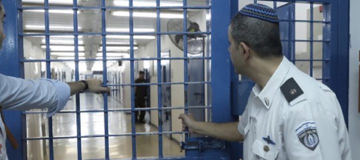 الاحتلال يواصل حرمان 34 أسيراً في جلبوع من الزيارة