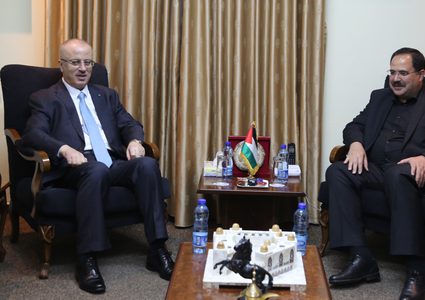 الحمد الله يزور "التربية" في ساعة مبكرة صباحا