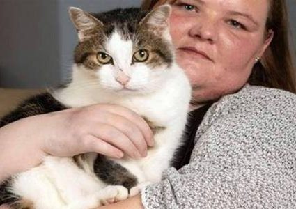 هذا ما تسببته قطة لسيدة بريطانية!