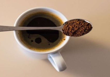 تحذير من تناول القهوة سريعة الذوبان!