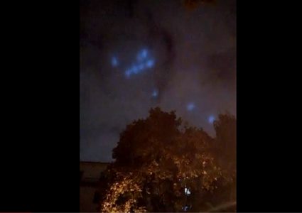 ما سر الأضواء الغريبة في سماء موسكو؟ (فيديو)