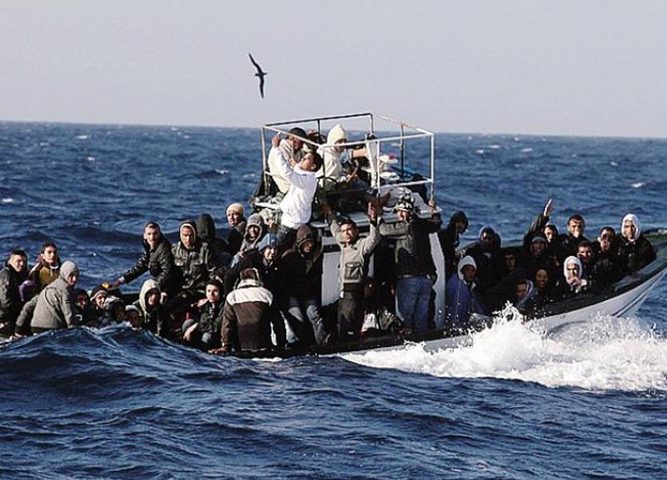 4 قتلى و30 مفقوداً بعد غرق قارب مهاجرين