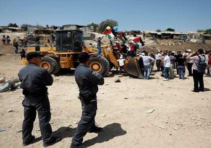 الاحتلال يقتحم قرية الخان الأحمر ويصورها