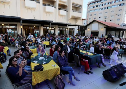 غزة: موسيقيون فلسطينيون واجانب يعزفون على الموسيقى