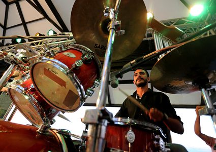 غزة: موسيقيون فلسطينيون واجانب يعزفون على الموسيقى