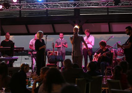 موسيقيون فلسطينيون واجانب يعزفون على الآلات الموسيقية خلال عرض الجاز، في مدينة غزة.