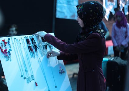 فلسطينيون يحضرون معرضاً للحرف اليدوية في مدينة غزة