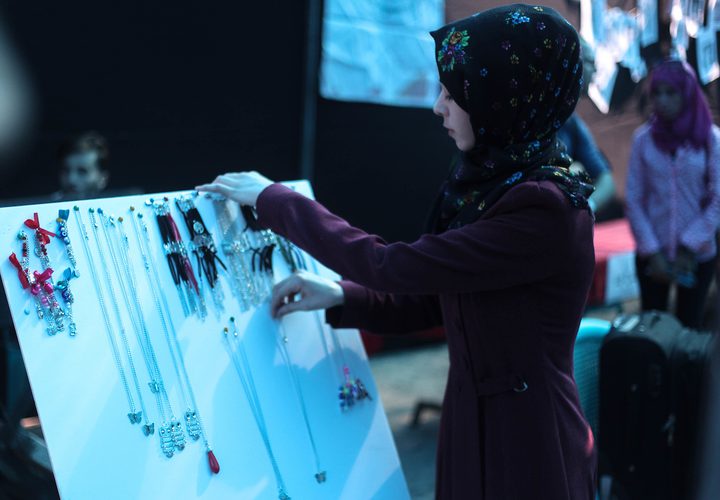 فلسطينيون يحضرون معرضاً للحرف اليدوية في مدينة غزة