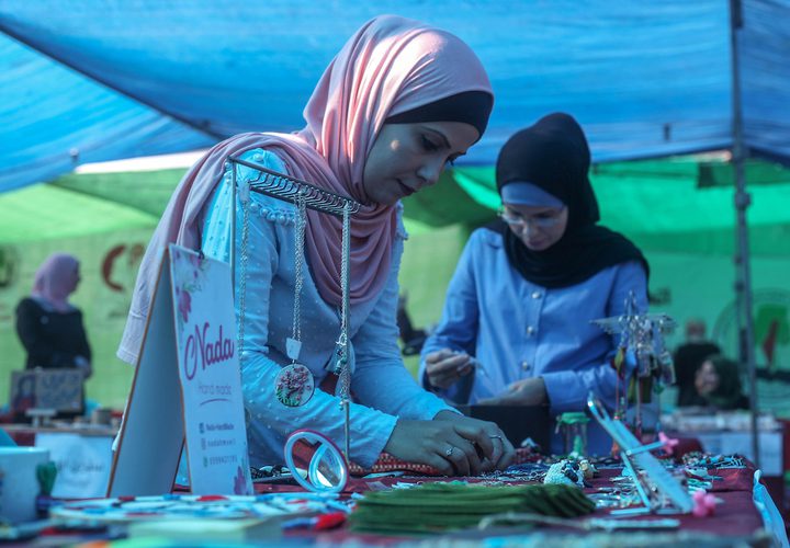 فلسطينيون يحضرون معرضاً للحرف اليدوية في مدينة غزة
