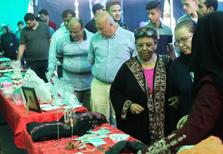 فلسطينيون يحضرون معرضاً للحرف اليدوية في مدينة غزة