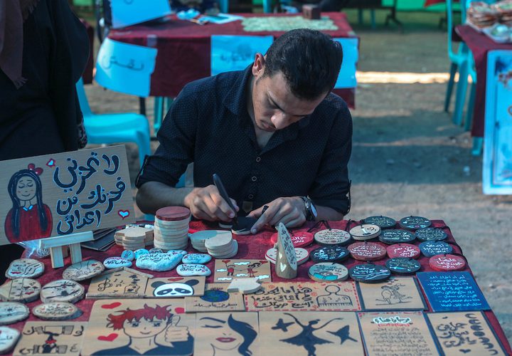 فلسطينيون يحضرون معرضاً للحرف اليدوية في مدينة غزة