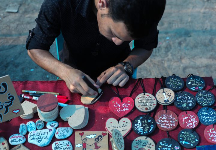 فلسطينيون يحضرون معرضاً للحرف اليدوية في مدينة غزة