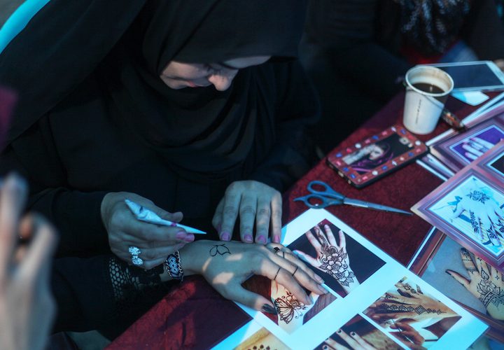 فلسطينيون يحضرون معرضاً للحرف اليدوية في مدينة غزة