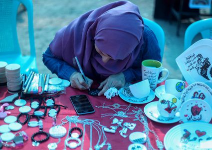 فلسطينيون يحضرون معرضاً للحرف اليدوية في مدينة غزة