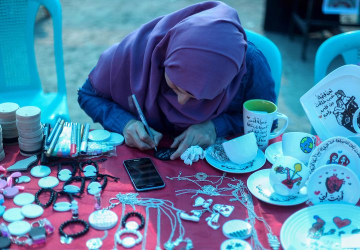 فلسطينيون يحضرون معرضاً للحرف اليدوية في مدينة غزة