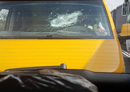 مستوطنون يهاجمون مركبات المواطنين جنوب نابلس