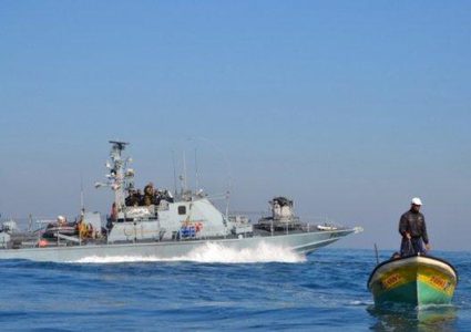 الاحتلال يعتقل صياديْن بعد استهداف قاربهما بالرصاص