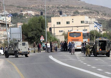 قوة خاصة للاحتلال تعتقل عددا من الشبان