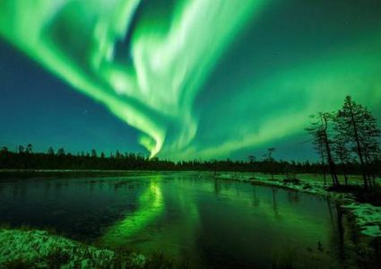 السماء تتلألأ بأمواج خضراء