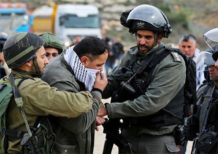 قوات الاحتلال تعتقل ثلاثة مواطنين من ضاحية شويكة