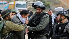 قوات الاحتلال تعتقل ثلاثة مواطنين من ضاحية شويكة