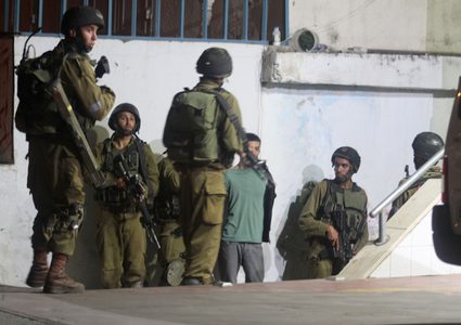 الاحتلال يعتقل مواطنا ويوزع منشورات تهديد