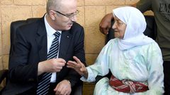 الحمدالله يتفقد عائلة أحمد أبو عون في بلدة جبع