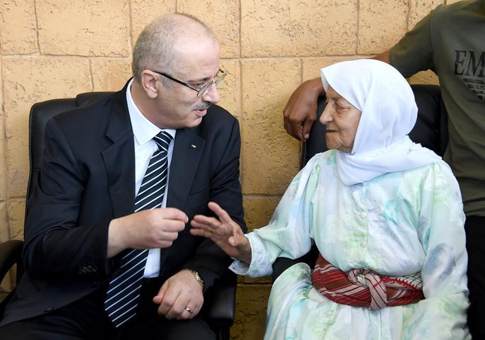 الحمدالله يتفقد عائلة أحمد أبو عون في بلدة جبع