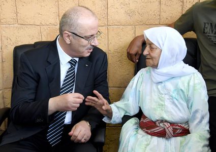 الحمدالله يتفقد عائلة أحمد أبو عون في بلدة جبع