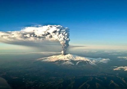 بركان يهدد ساحلا شهيرا في البحر المتوسط بتسونامي