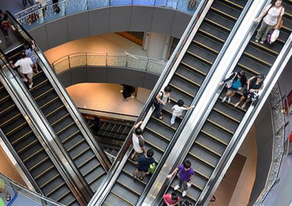 دفع حياته ثمنا لاستخدامه السلم الكهربائي!