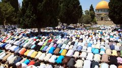 35 ألف مواطن يؤدون صلاة الجمعة في الأقصى