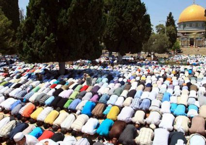 35 ألف مواطن يؤدون صلاة الجمعة في الأقصى