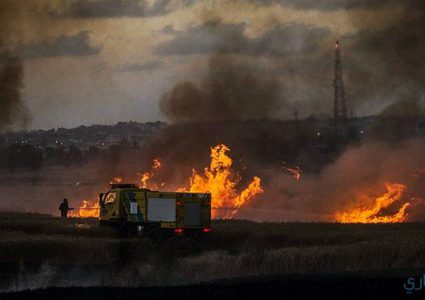 10 حرائق في "غلاف غزة" بفعل بالونات حارقة