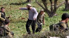 مستوطنون يهاجمون قاطفي الزيتون في أراضي بورين