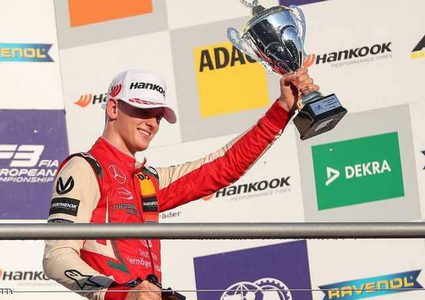 نجل شوماخر يتبع خطى والده في حصد الجوائز